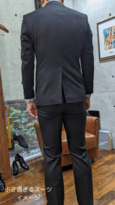 小さ過ぎるスーツ イメージ (3)
